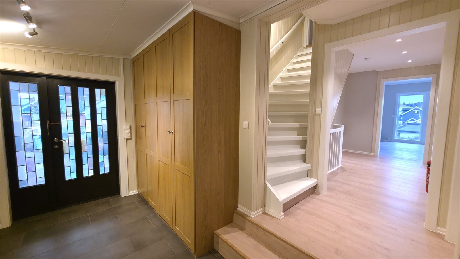 Hall i 1. etasje med garderobeskap. Galleribilde