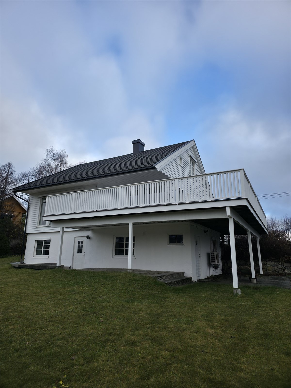 Tomt med plen rundt boligen. Galleribilde