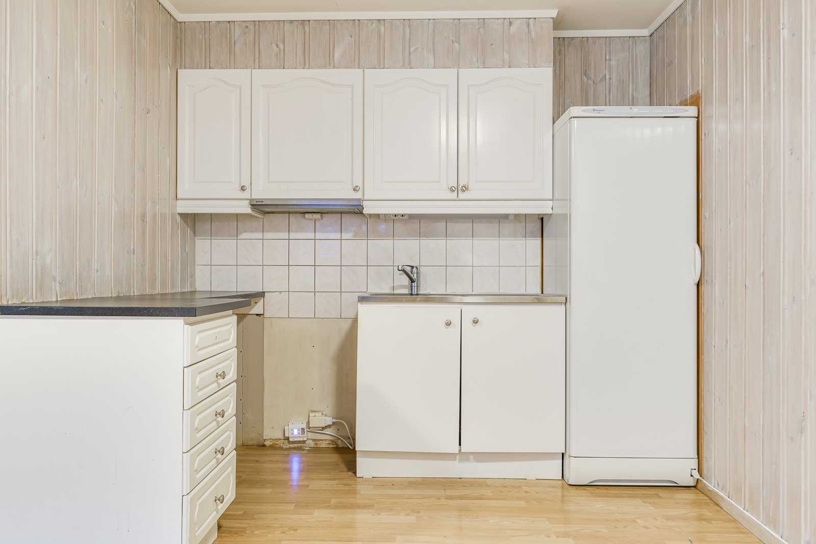 Frittstående komfyr med induksjons platetopp og kjøl/frys. Komfyrvakt er montert i 2025. Galleribilde