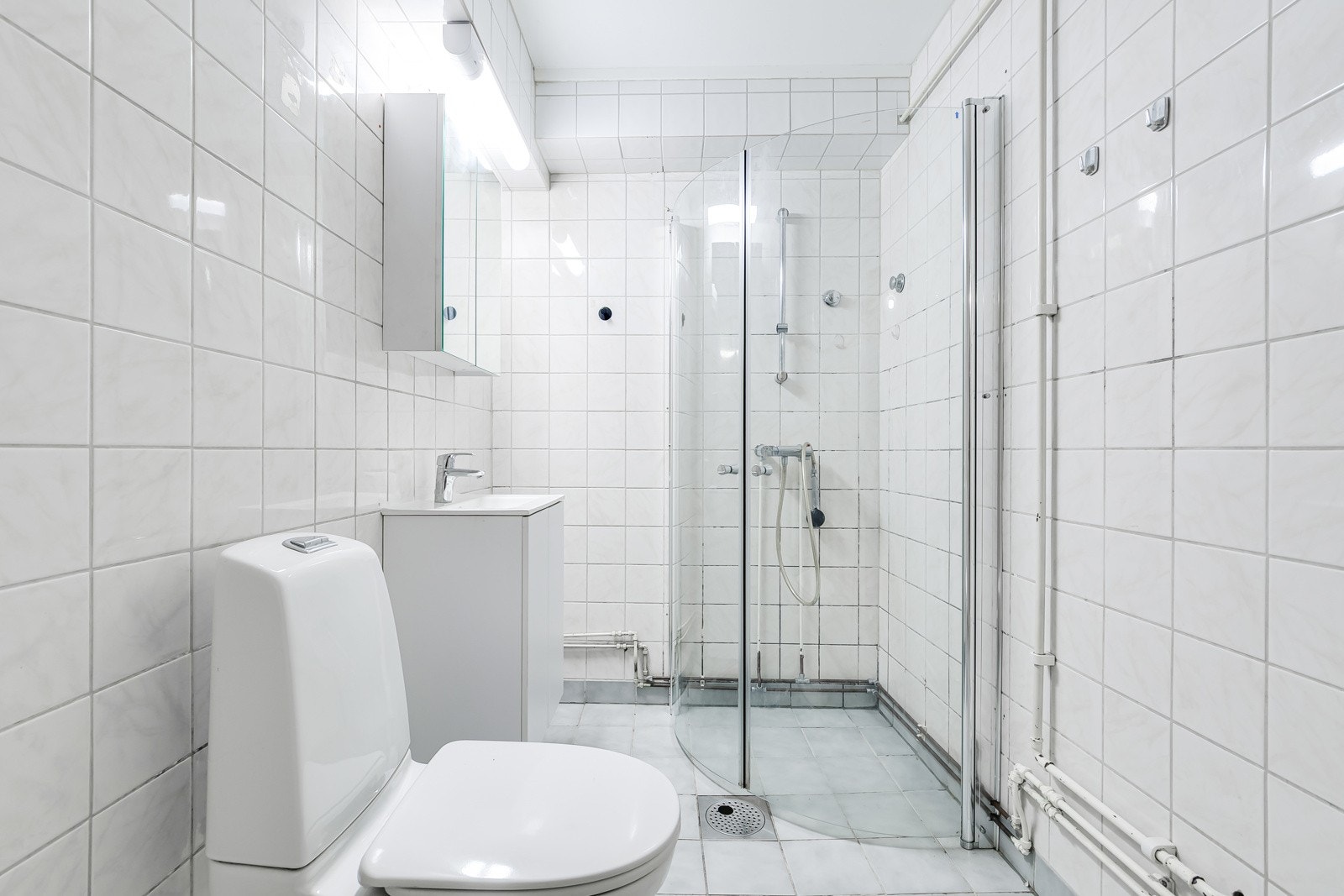 Det er varmekabler i gulvet, termostat til varmekabler i bad er montert ny i 2025. Galleribilde