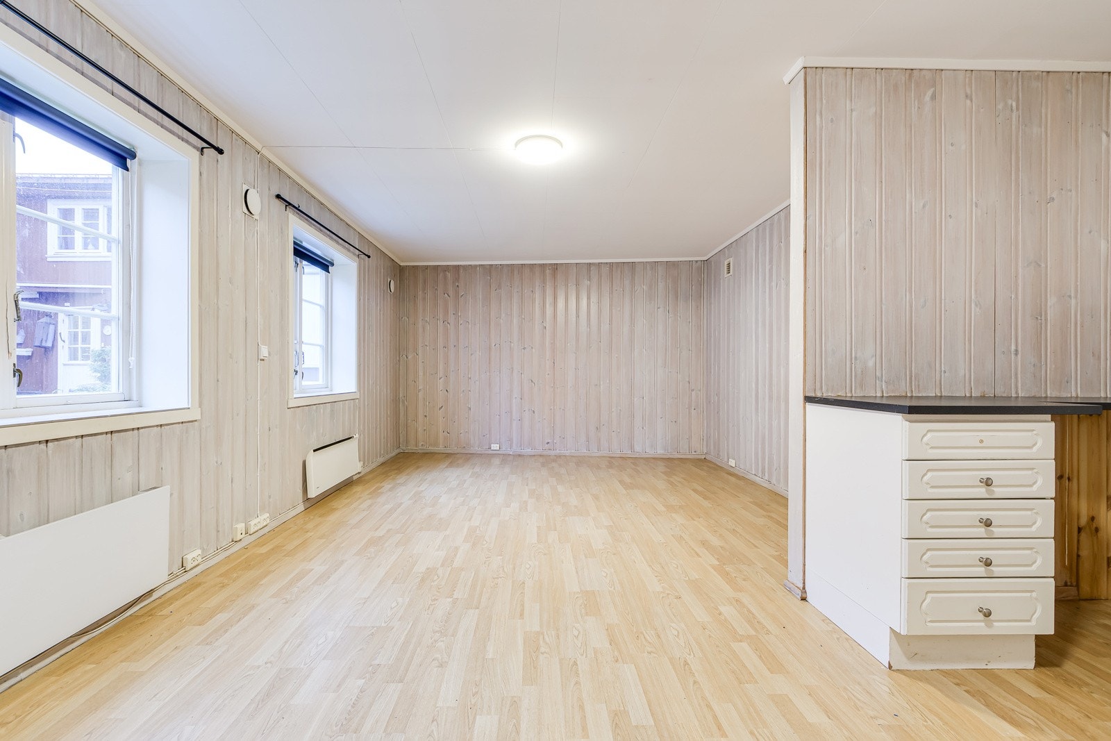 Kjøkkenet ligger i åpen løsning med stuen. Galleribilde