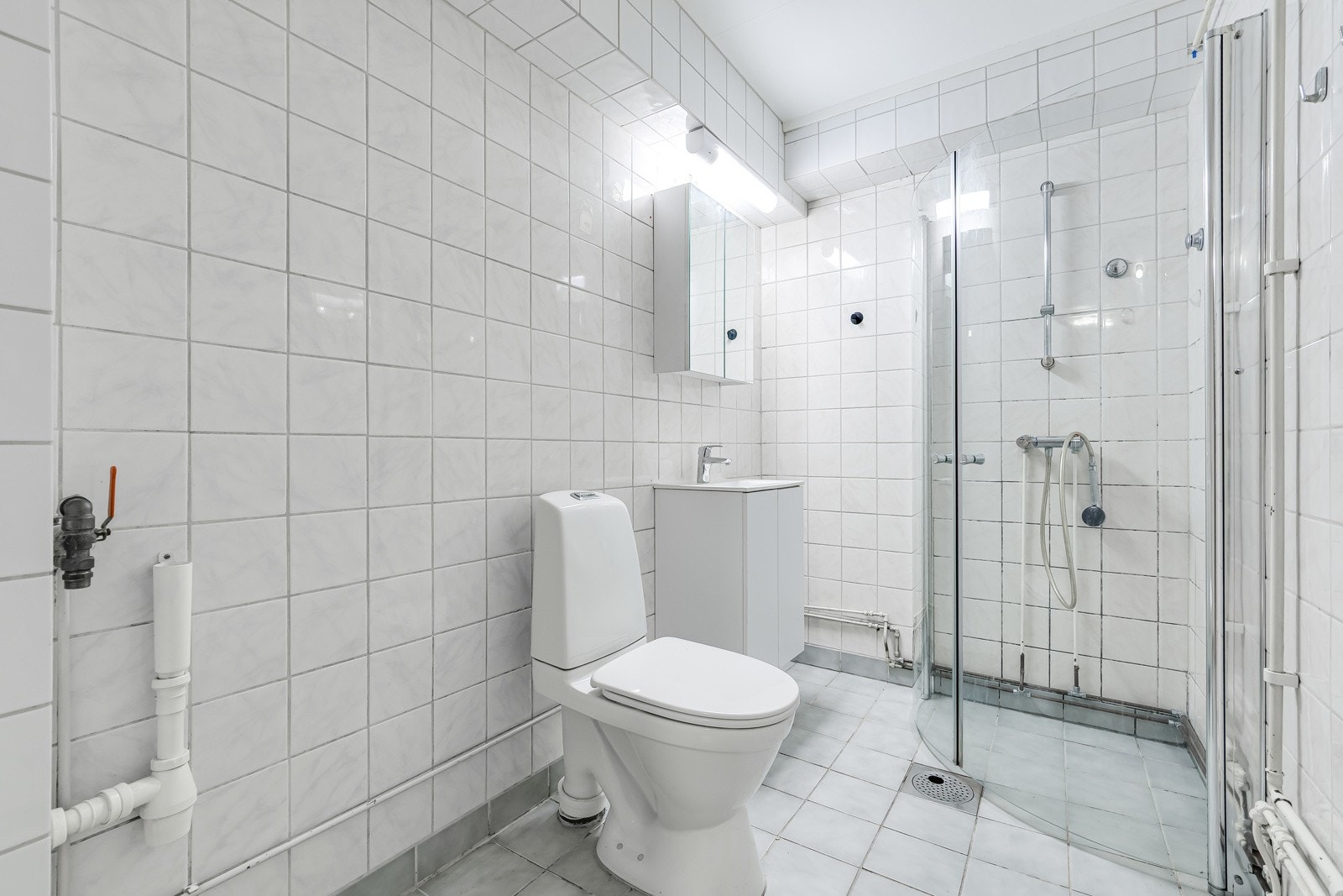 Leiligheten har et lyst og flislagt baderom. Galleribilde