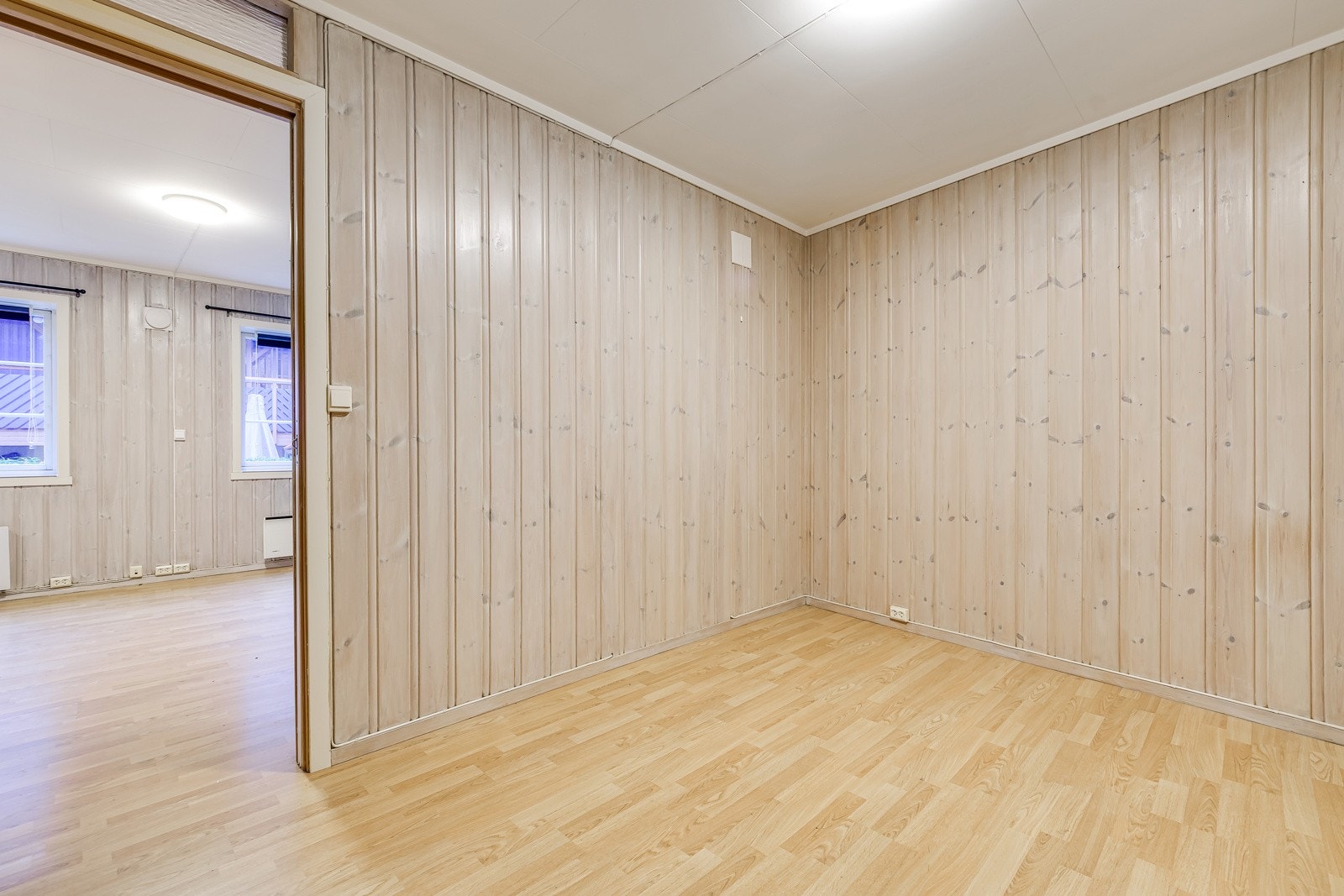 Det er også en sovealkove med plass til seng, nattbord og garderobeløsning. Galleribilde