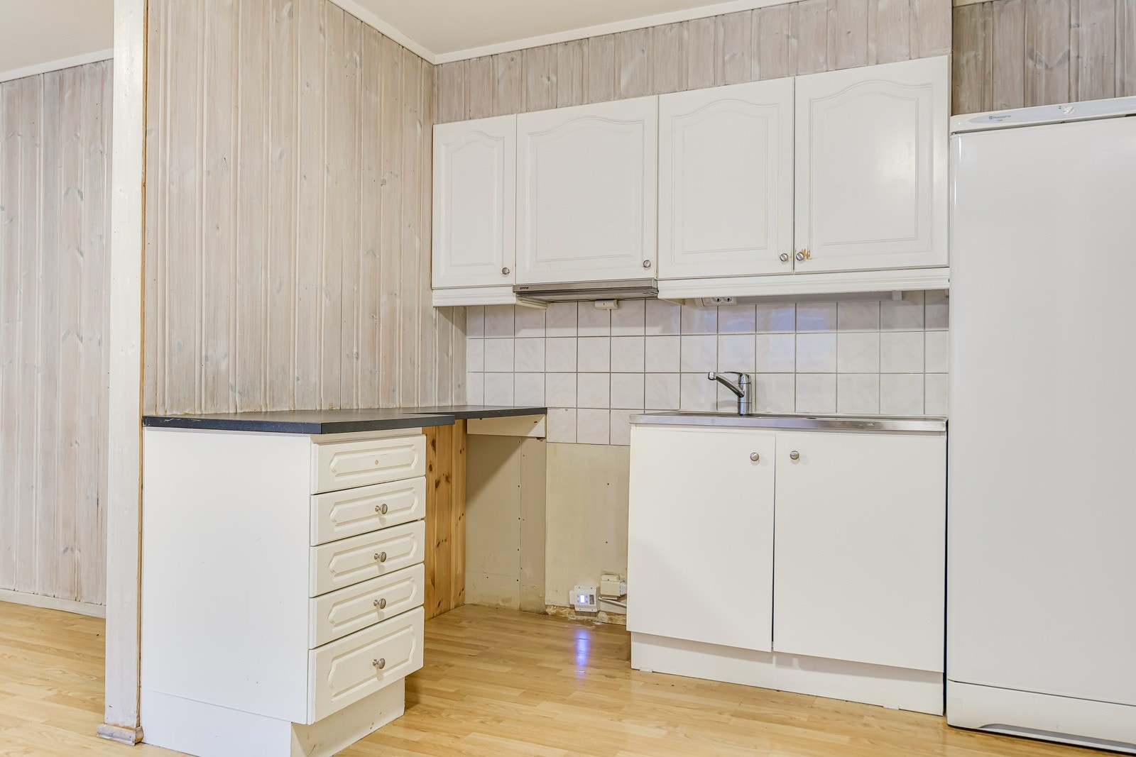 Malte, profilerte fronter til skuffeseksjon og til overskap, samt laminat benkeplate. Galleribilde