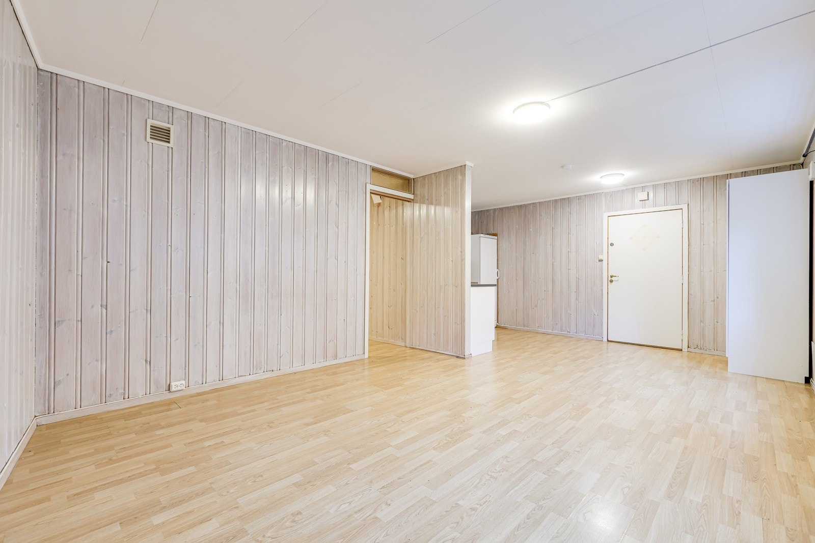 Leiligheten har en god planløsning med store vindusflater, og ligger tilbaketrukket til mot bakgård. Galleribilde