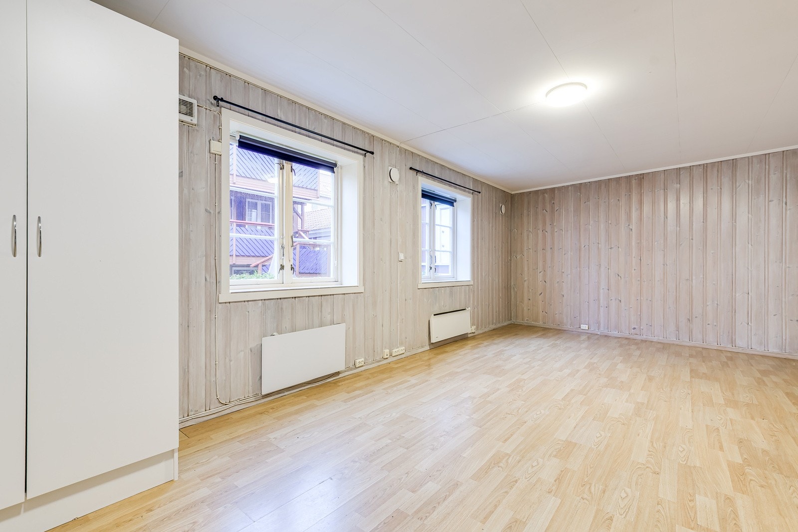 Her kommer du til en lys og romslig 1-roms med sovealkove beliggende i sjarmerende trehus på Vålerenga. Galleribilde