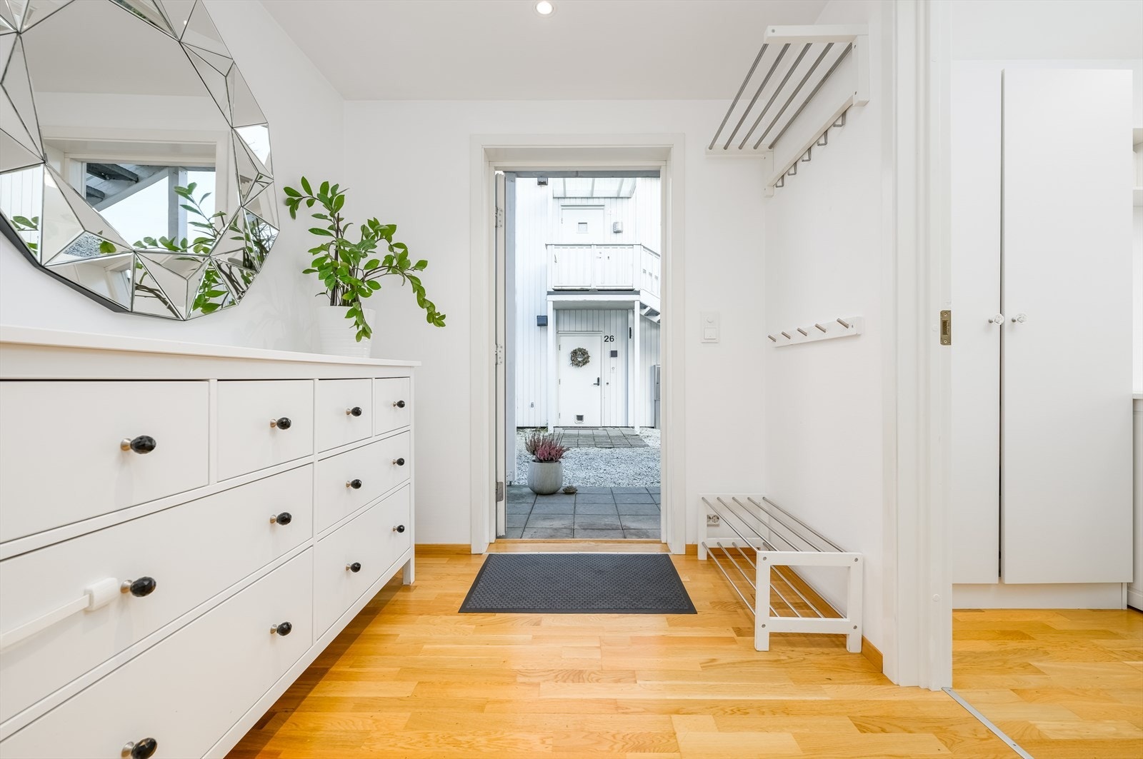 Romslig gang med god oppbevaring Galleribilde