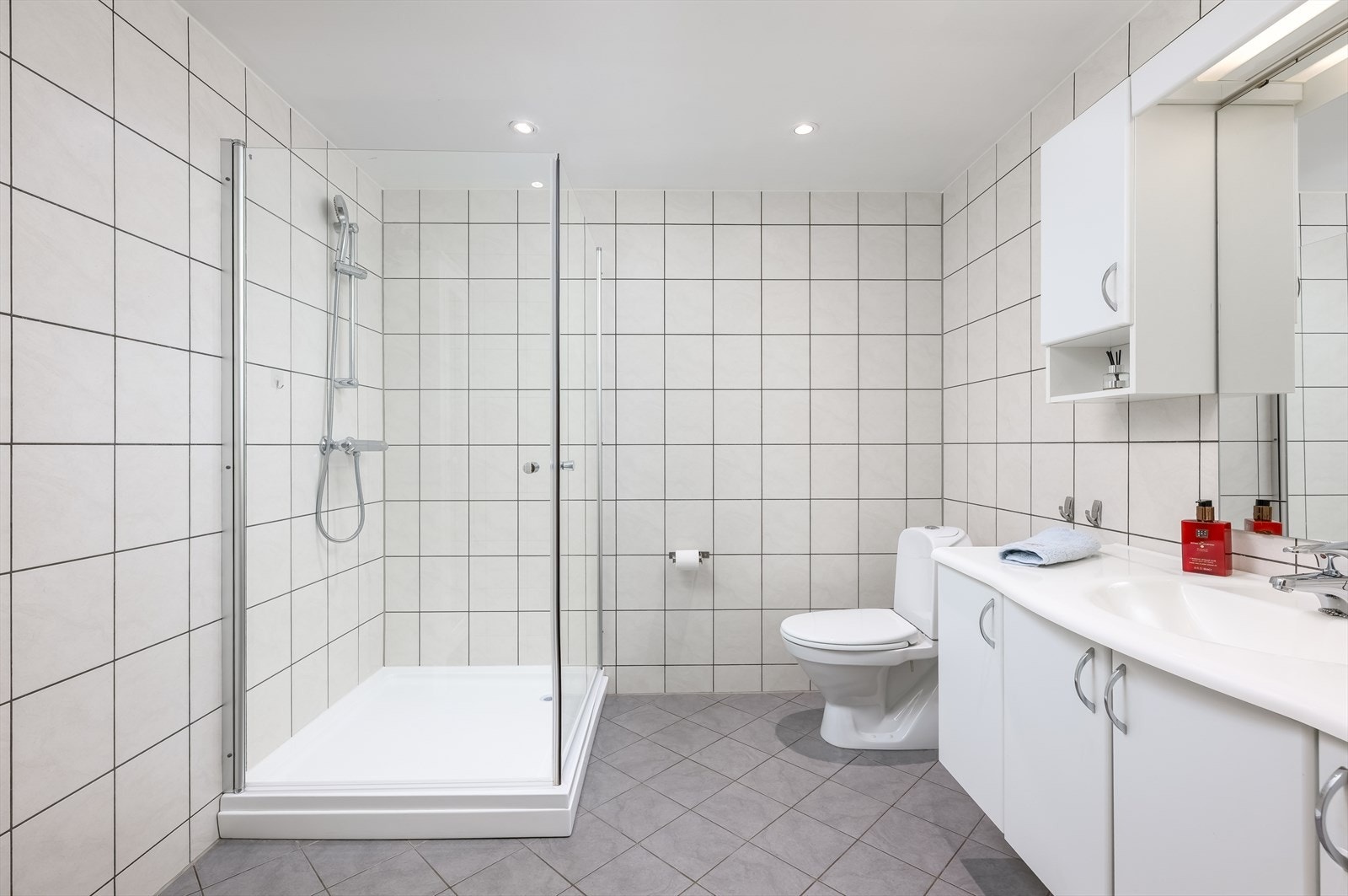 Moderne bad med gulv varme, servant, wc og dusj. Galleribilde