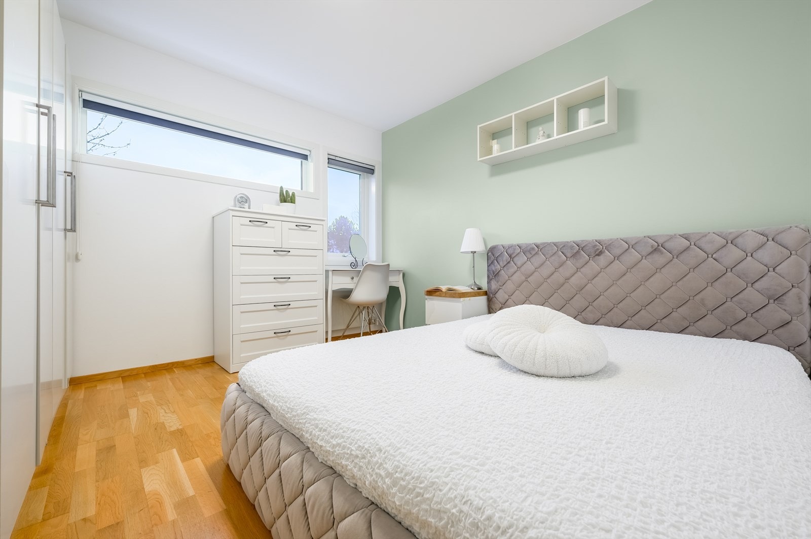 Pent soverom som fremstår som lyst og luftig. Galleribilde