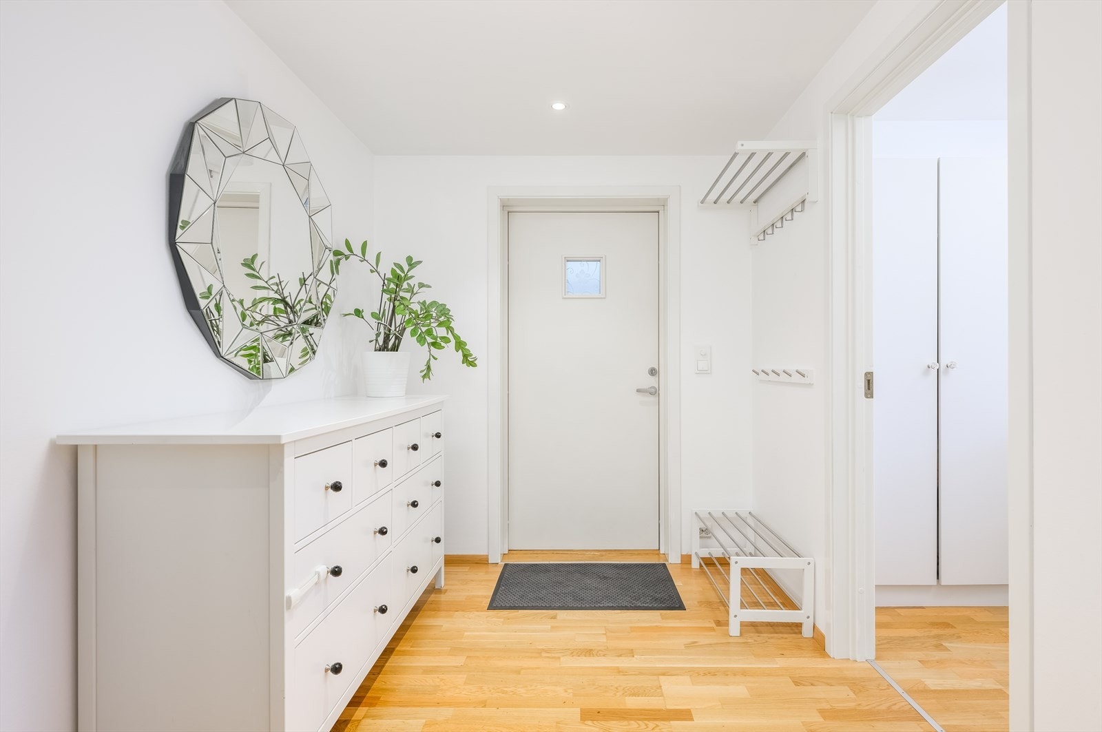 Romslig gang med god oppbevaring. Galleribilde