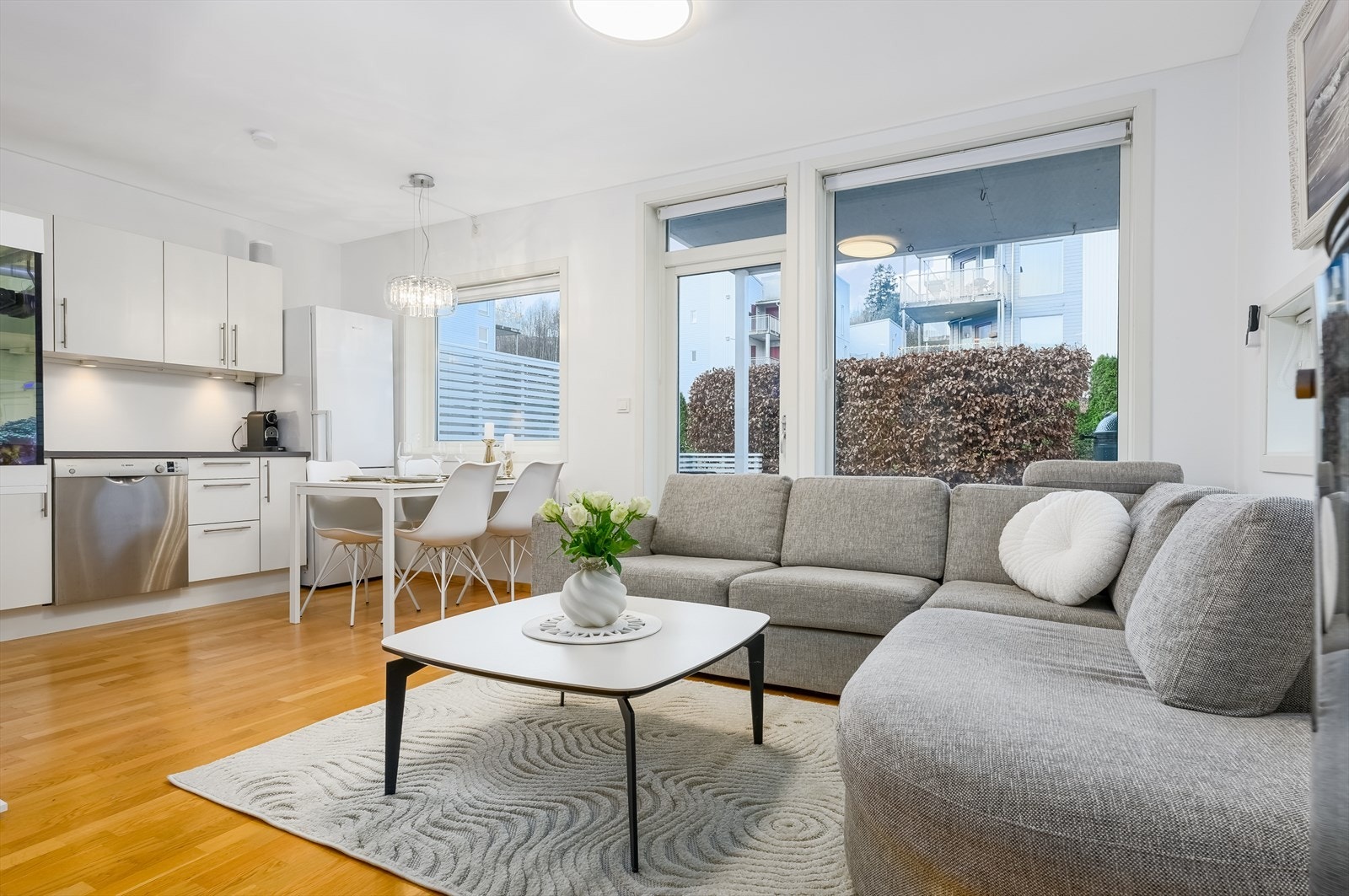 Stuen har direkte utgang til hage Galleribilde