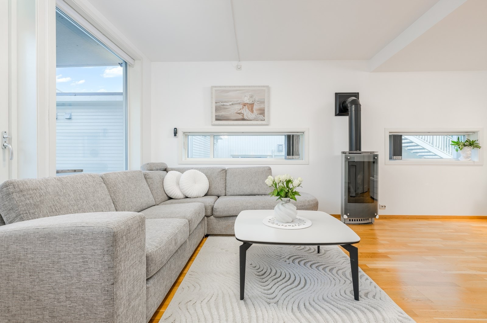 Stue med god plass til både spisebord og sofagruppe Galleribilde