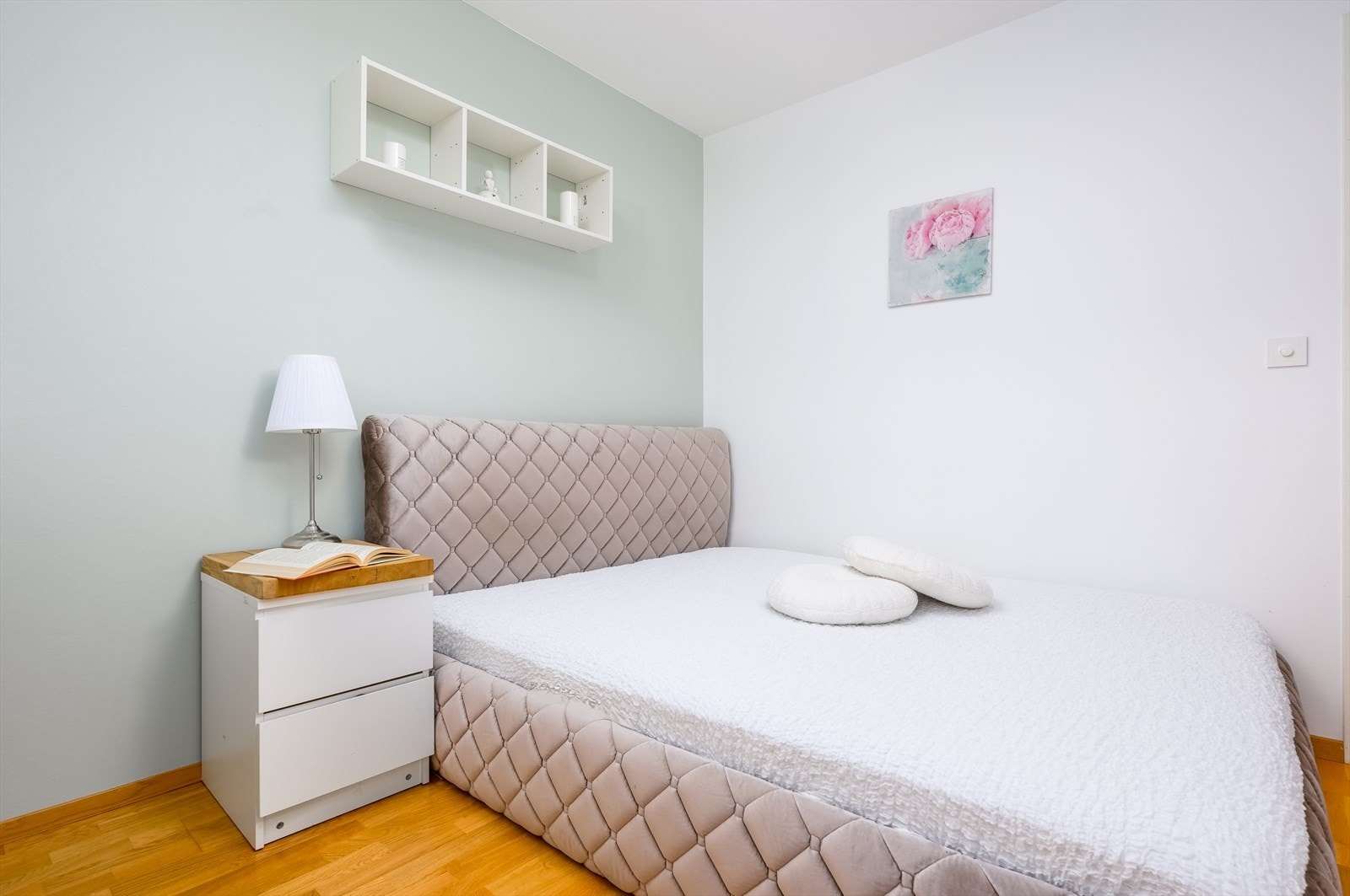 Pent soverom som fremstår som lyst og luftig. Galleribilde