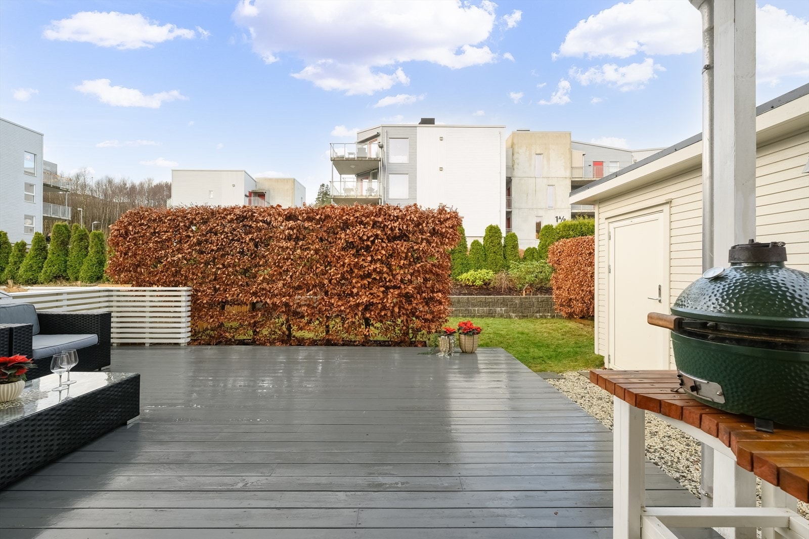 Stor terrasse med gode solforhold Galleribilde