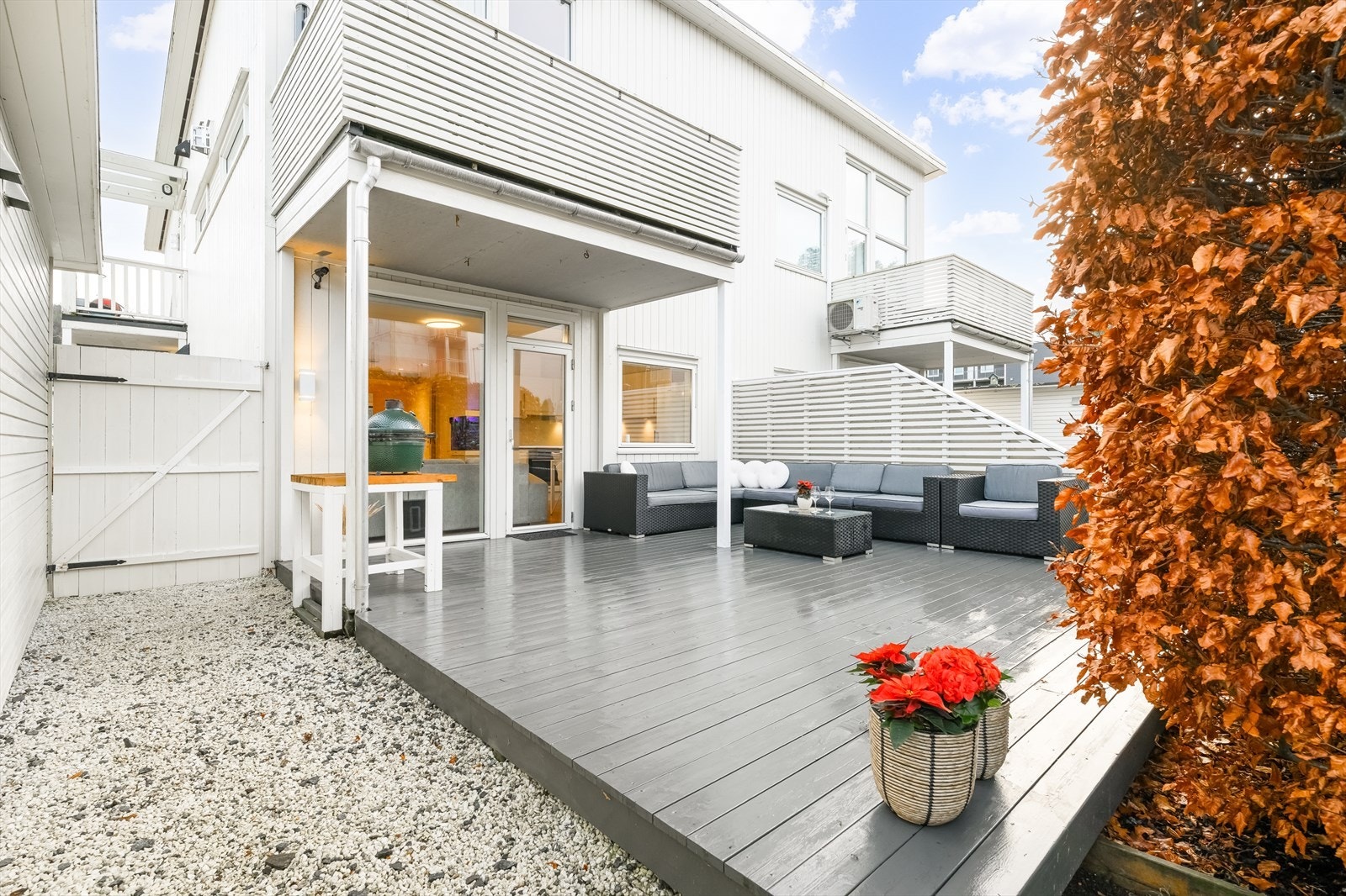 Stor terrasse med gode solforhold Galleribilde