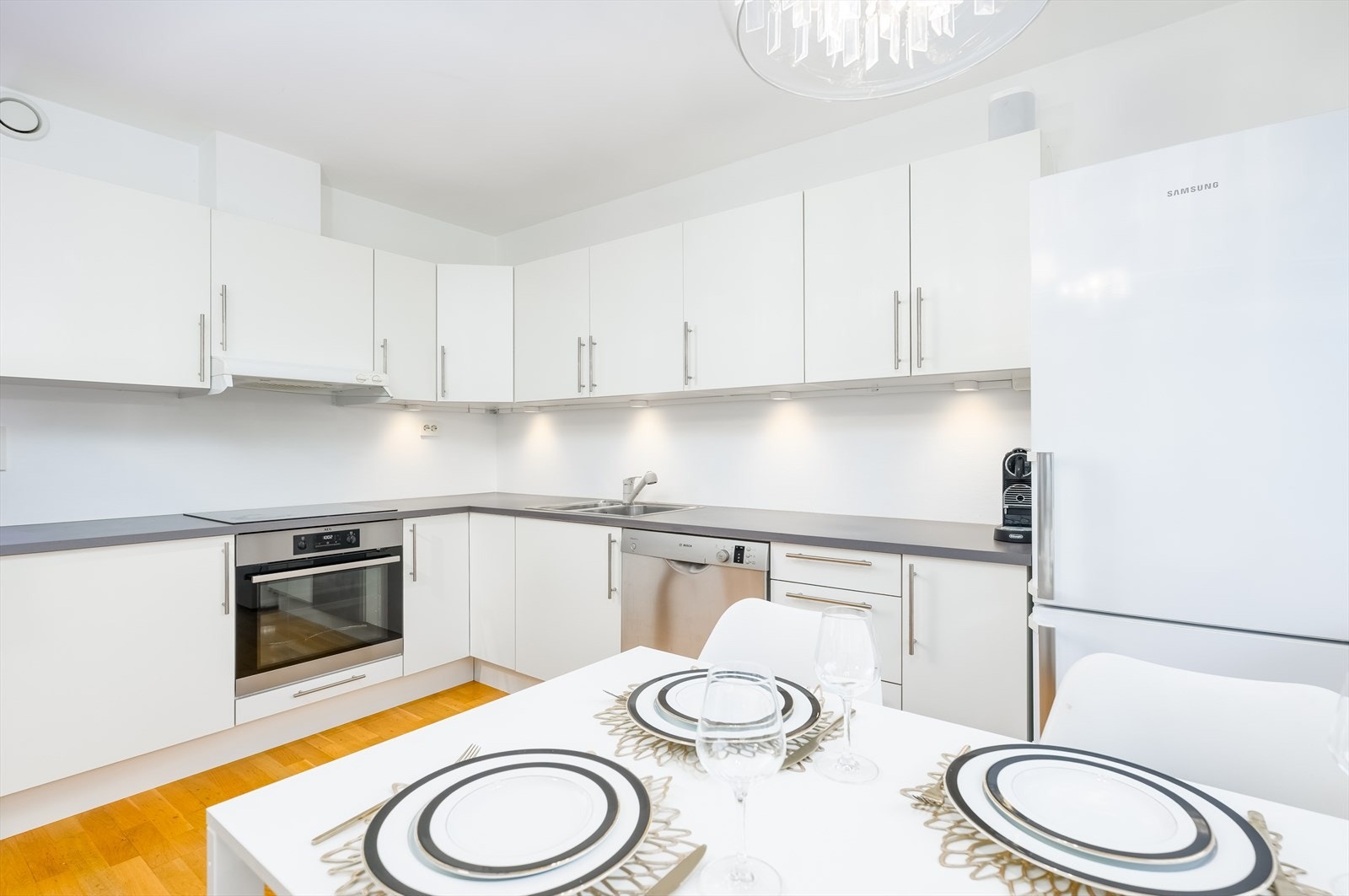 Kjøkkenet har rikelig med skapplass til det meste en skulle ha behov for. Galleribilde