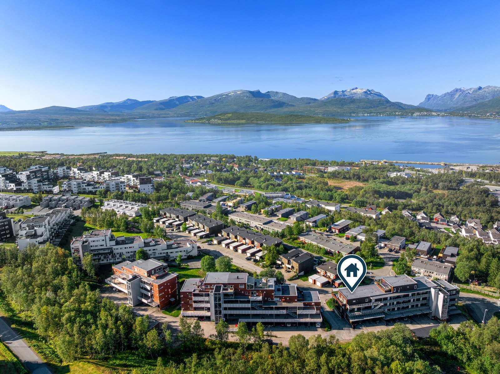 Kort vei til marka hvor man har både turstier og lysløype. Galleribilde