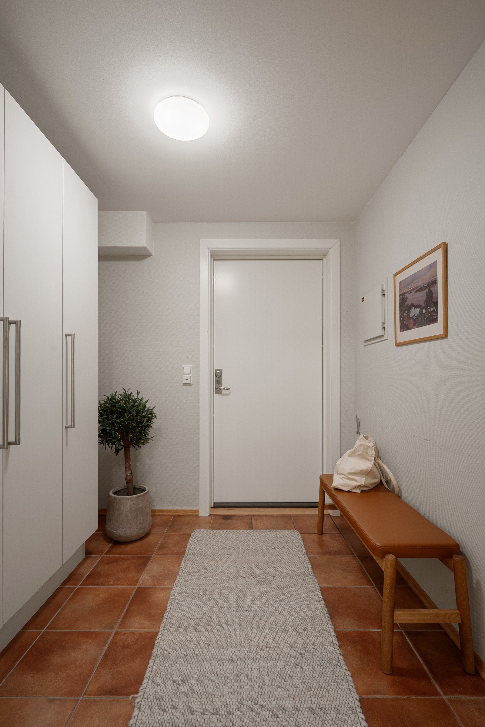 Velkommen inn - Flislagt gang med garderobeskap. Galleribilde