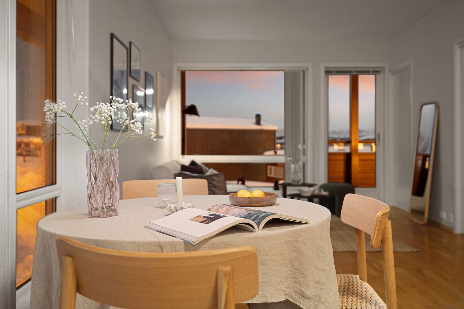 Spisebordet har sin naturlige sone i stuen, like ved kjøkkenet. Galleribilde