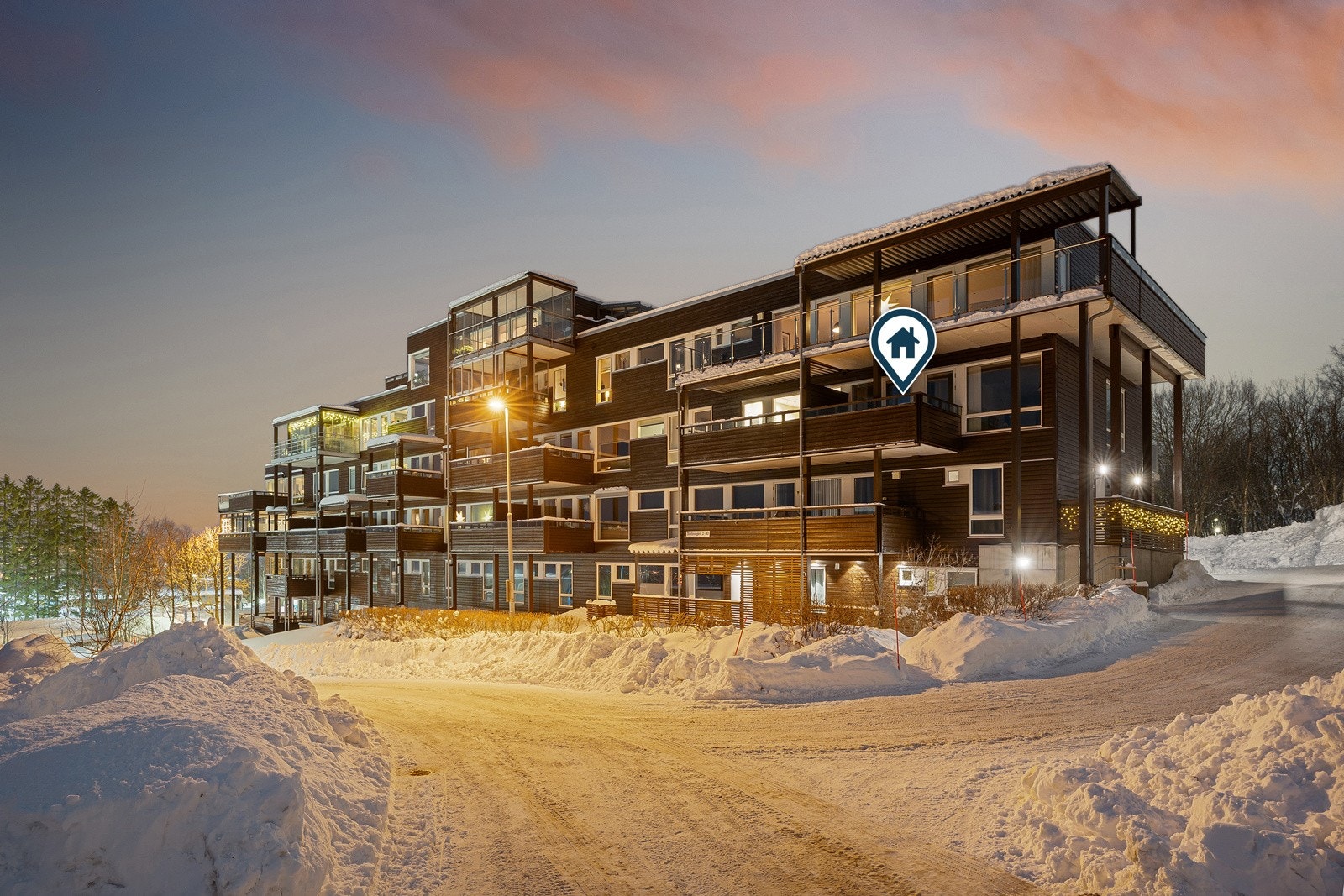 Parkering i carport. Galleribilde