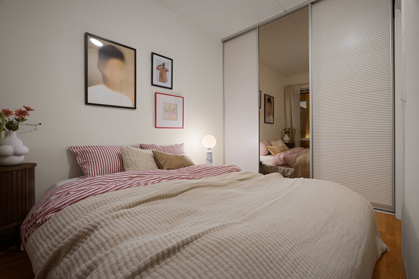 Soverom med god plass til stor seng og garderobeskap. Galleribilde