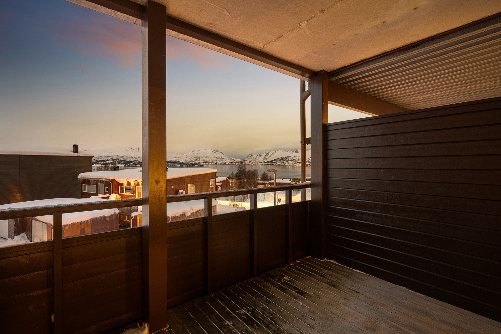 Takoverbygd balkong med nydelig utsikt. Galleribilde