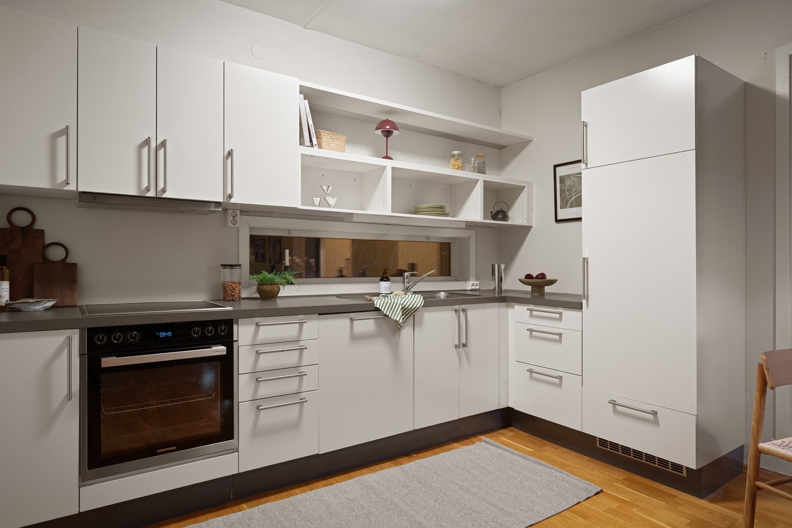 Stue/kjøkken har gjennomlys, noe som gir utrolig flotte lysforhold. Galleribilde