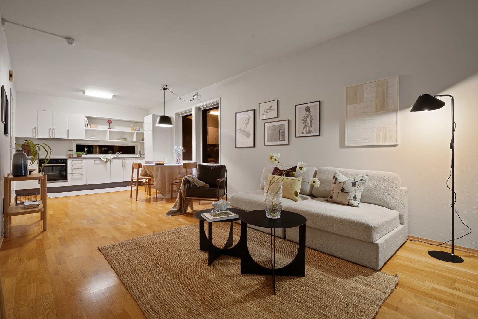 Leiligheten har flott hjørnebeliggenhet med hvor du har lysinnslipp fra tre sider. Galleribilde