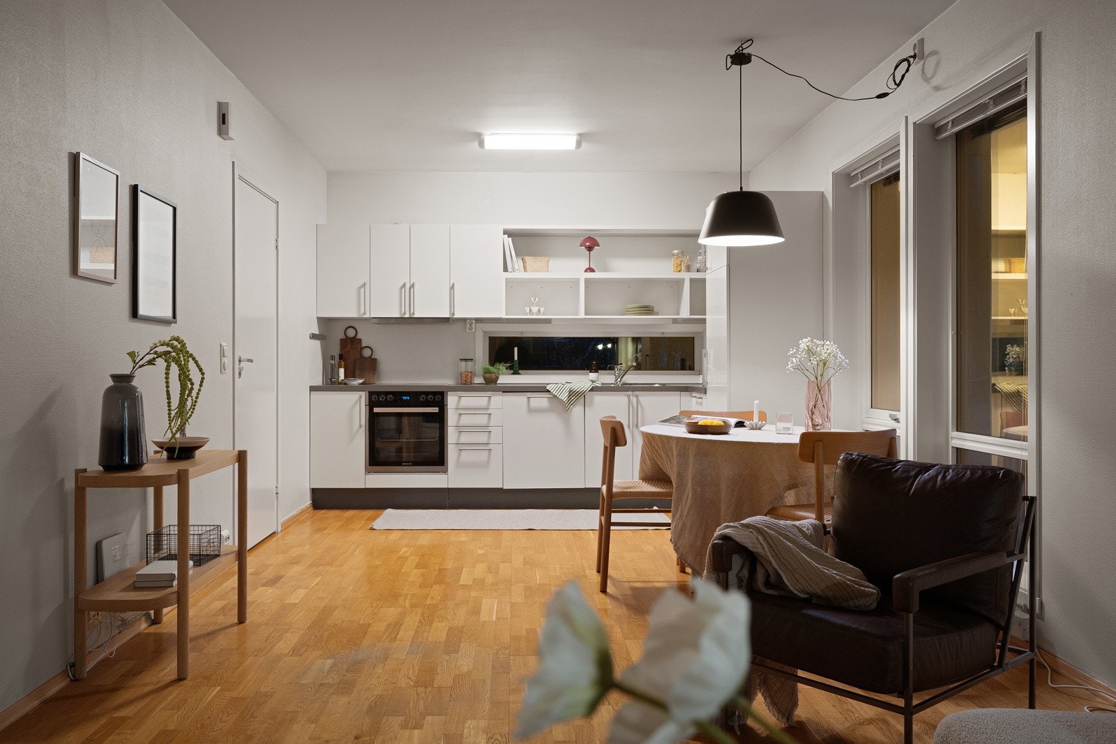 Stue og kjøkken i åpen løsning og lysinnslipp fra tre sider. Galleribilde