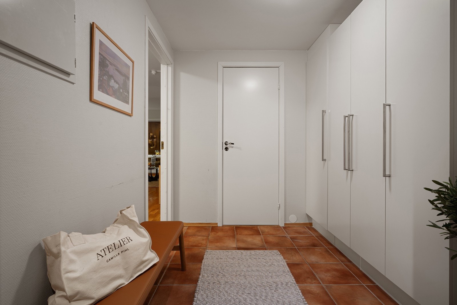 Rikelig med oppbevaringsplass i garderobeskap. Galleribilde