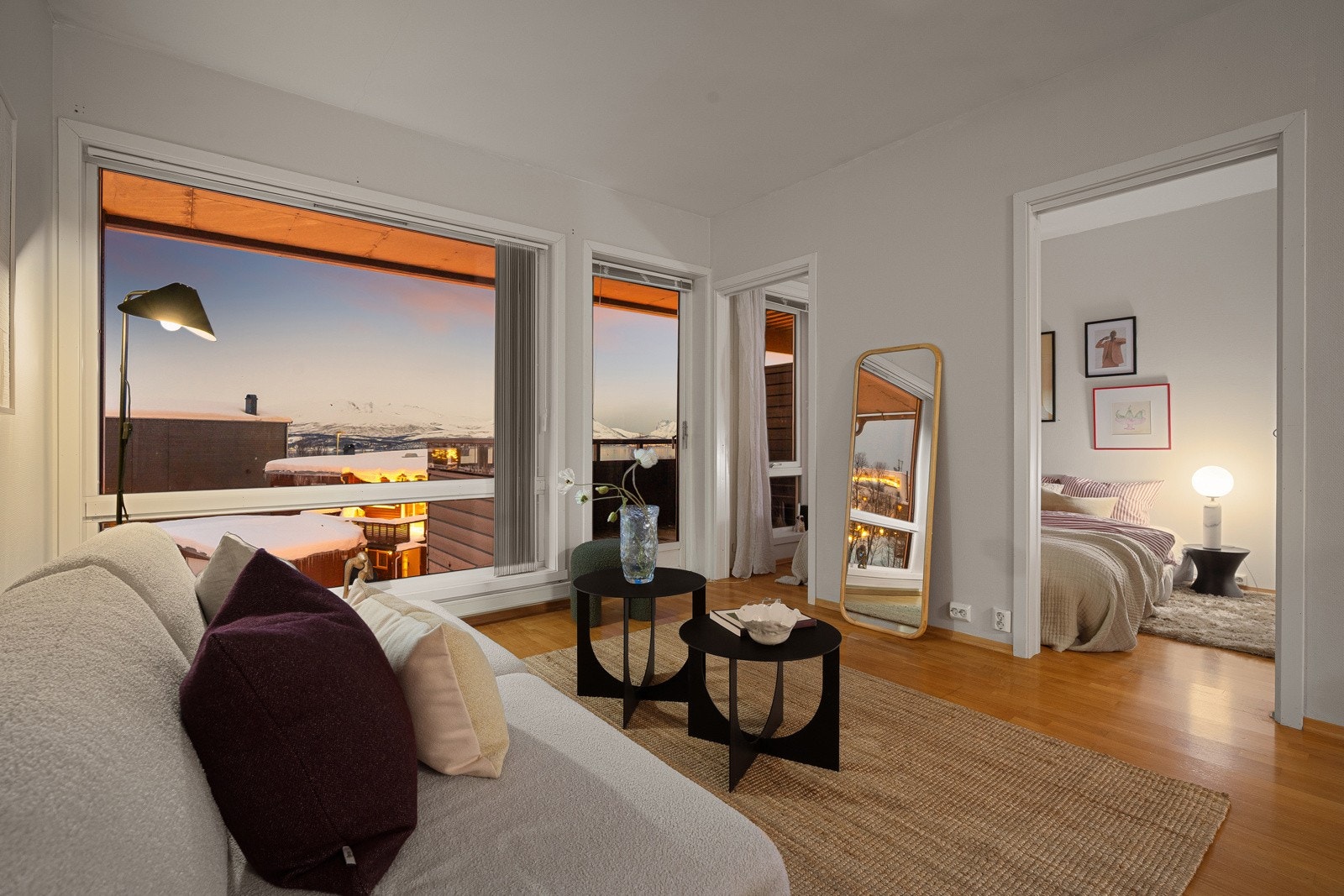 Soverommet har skyvedører på begge sider av senga. Galleribilde