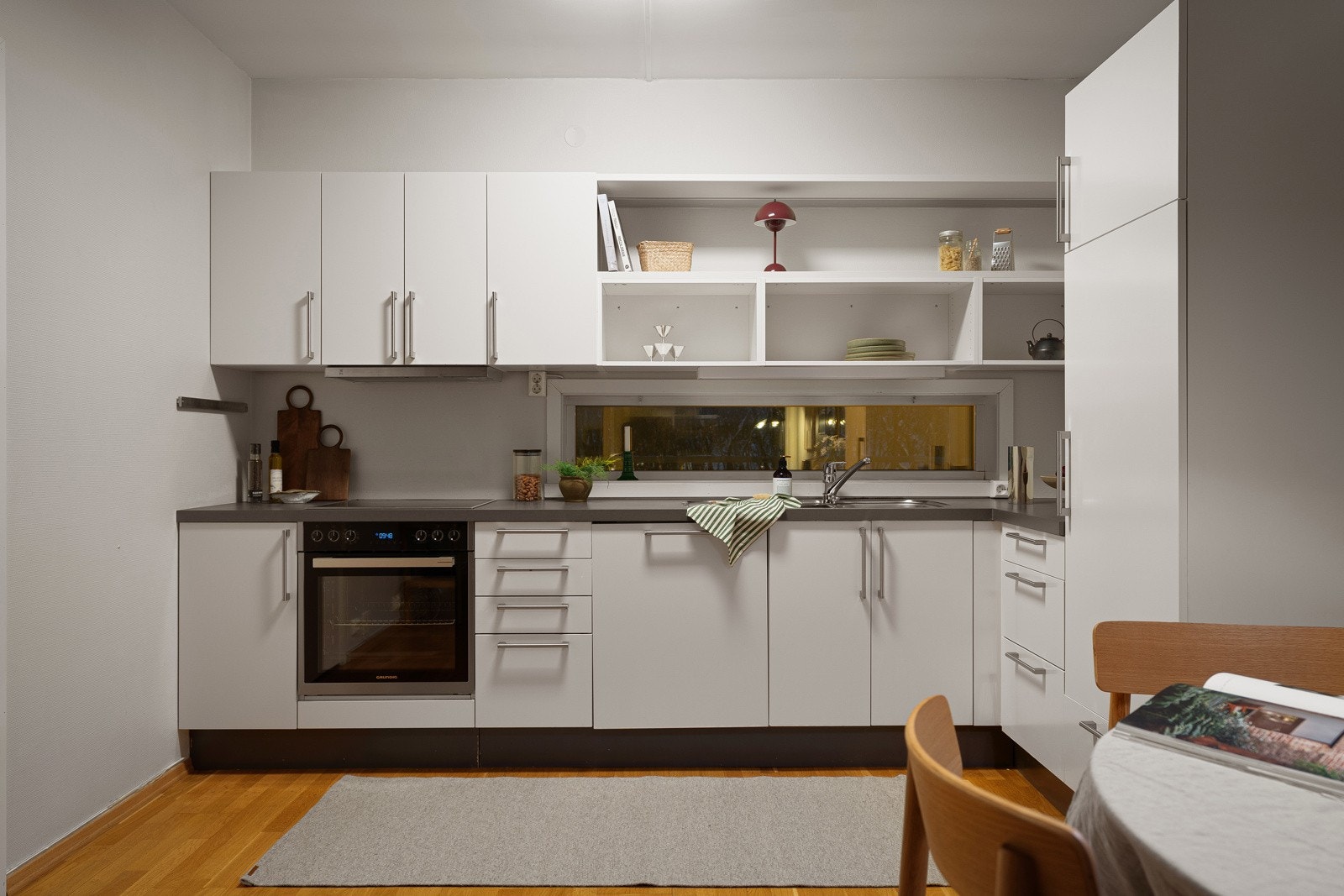 Tidløst kjøkken med rikelig skap- og benkeplass. Plass til spisebord i overgang mot stue. Galleribilde