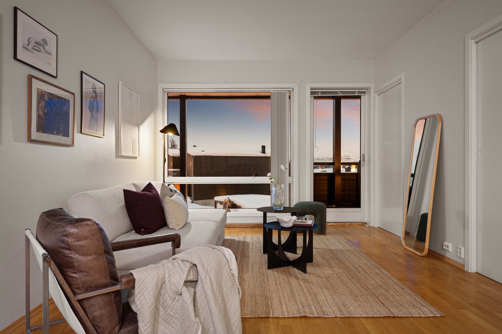 Leiligheten har god planløsning med store oppholdsrom og utgang til balkong. Galleribilde