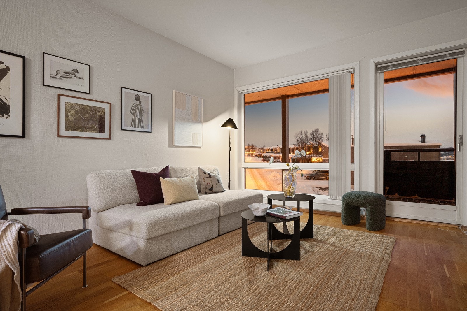 Åpen, lys og luftig stue med utgang til balkong. Galleribilde