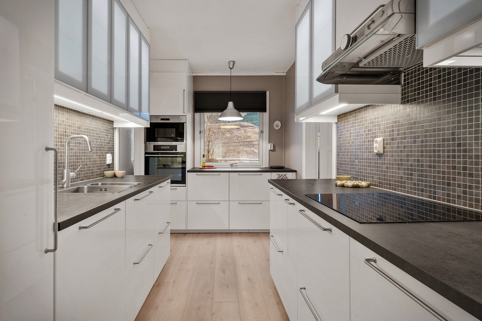 Tidløs kjøkkeninnredning med hvite glatte fronter Galleribilde