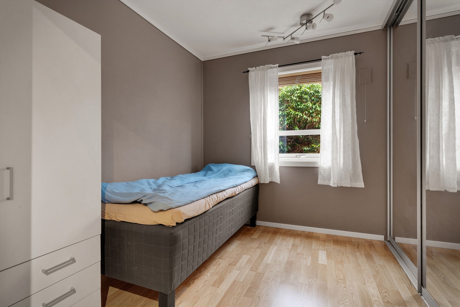 Boligens andre soverom er også av god størrelse Galleribilde