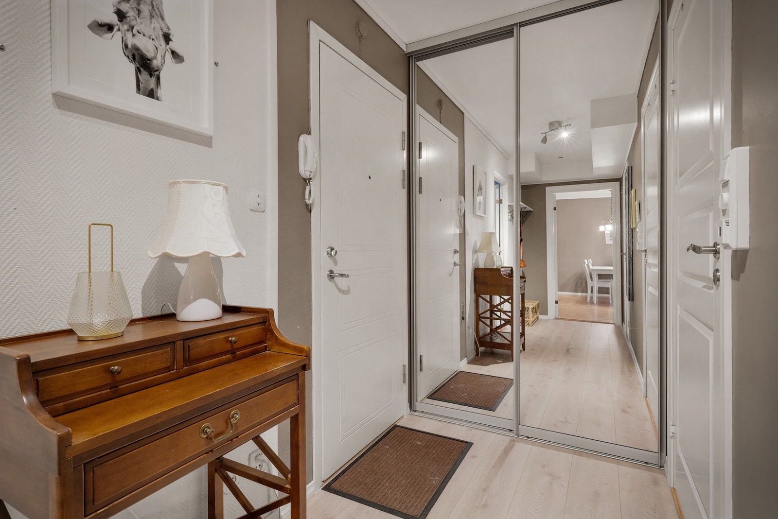 Den flotte garederoben gjør entréen lys og romslig med god plass til både sko og jakker Galleribilde