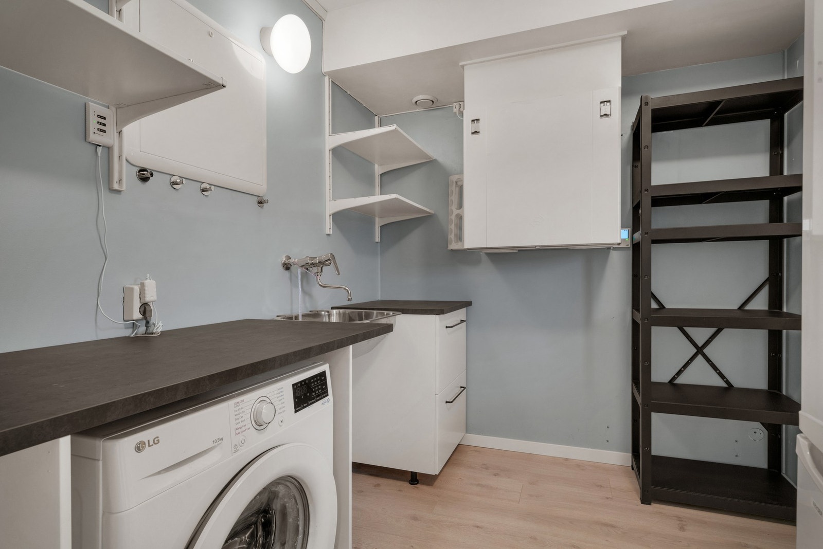 Fra kjøkkenet er det tilkomst til bod og teknisk rom. Rommet brukes i dag også som vaskerom (Ikke godkjent som våtrom) Galleribilde