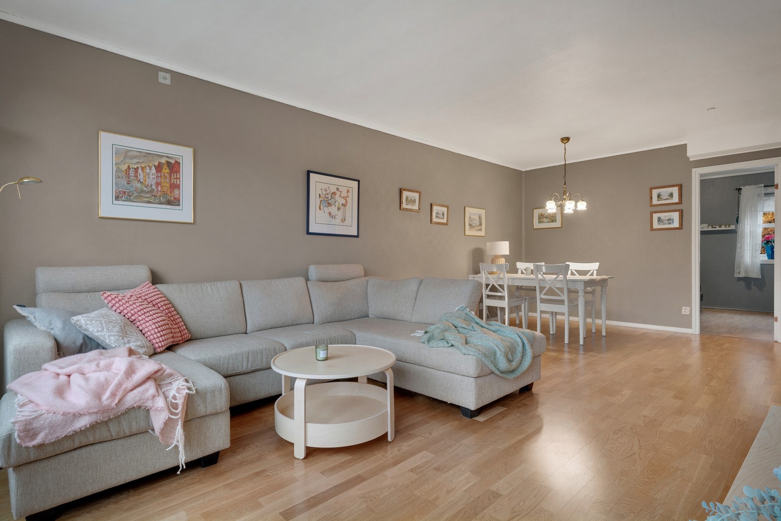 Rommets areal og utforming gjør det enkelt å møblere, blant annet med sofa- og spisegruppe Galleribilde