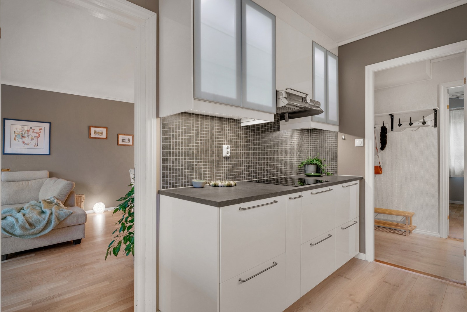 Kjøkkenet har godt med skap og benkeplass Galleribilde