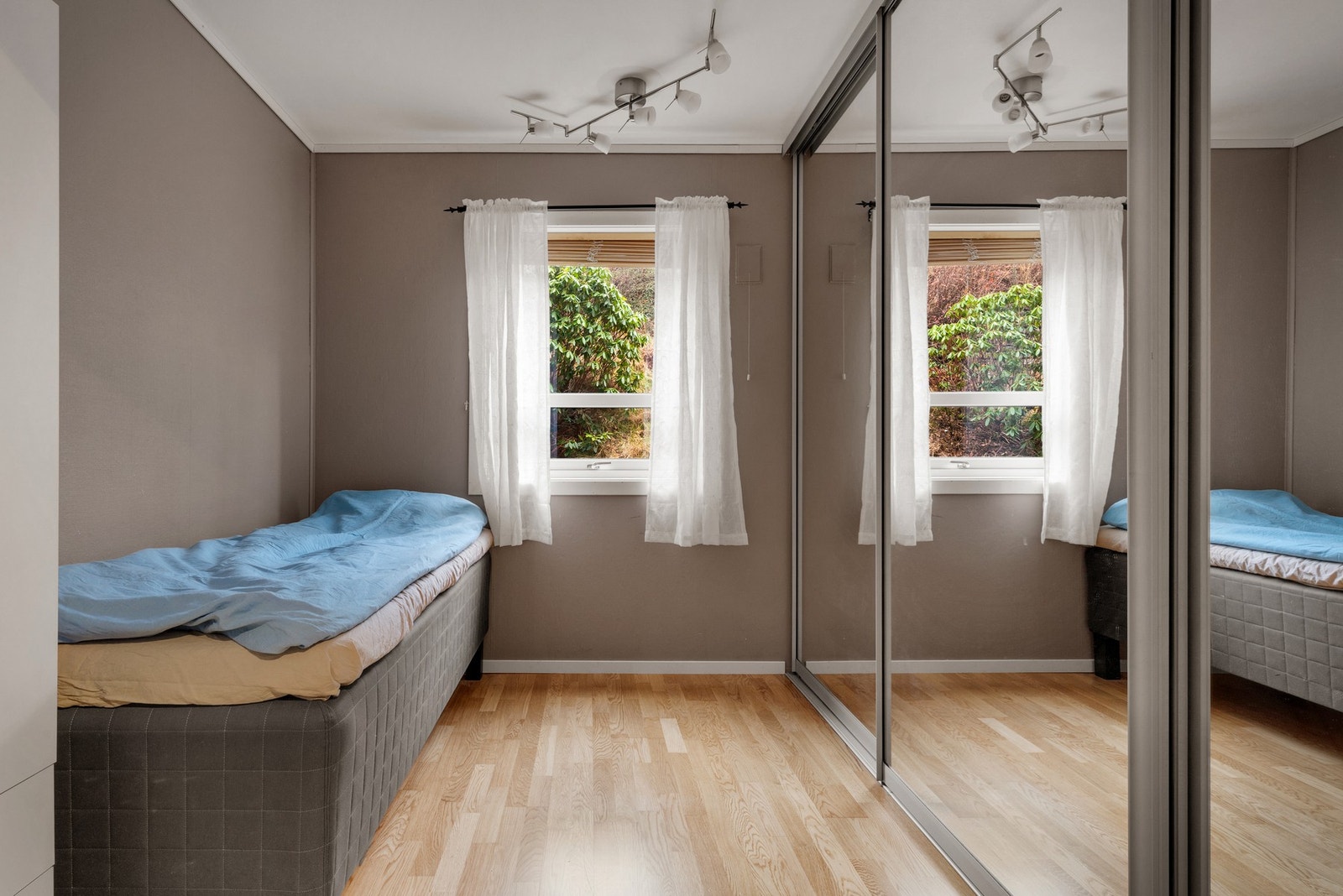 Praktisk og flott skyvedørsgarderobe Galleribilde