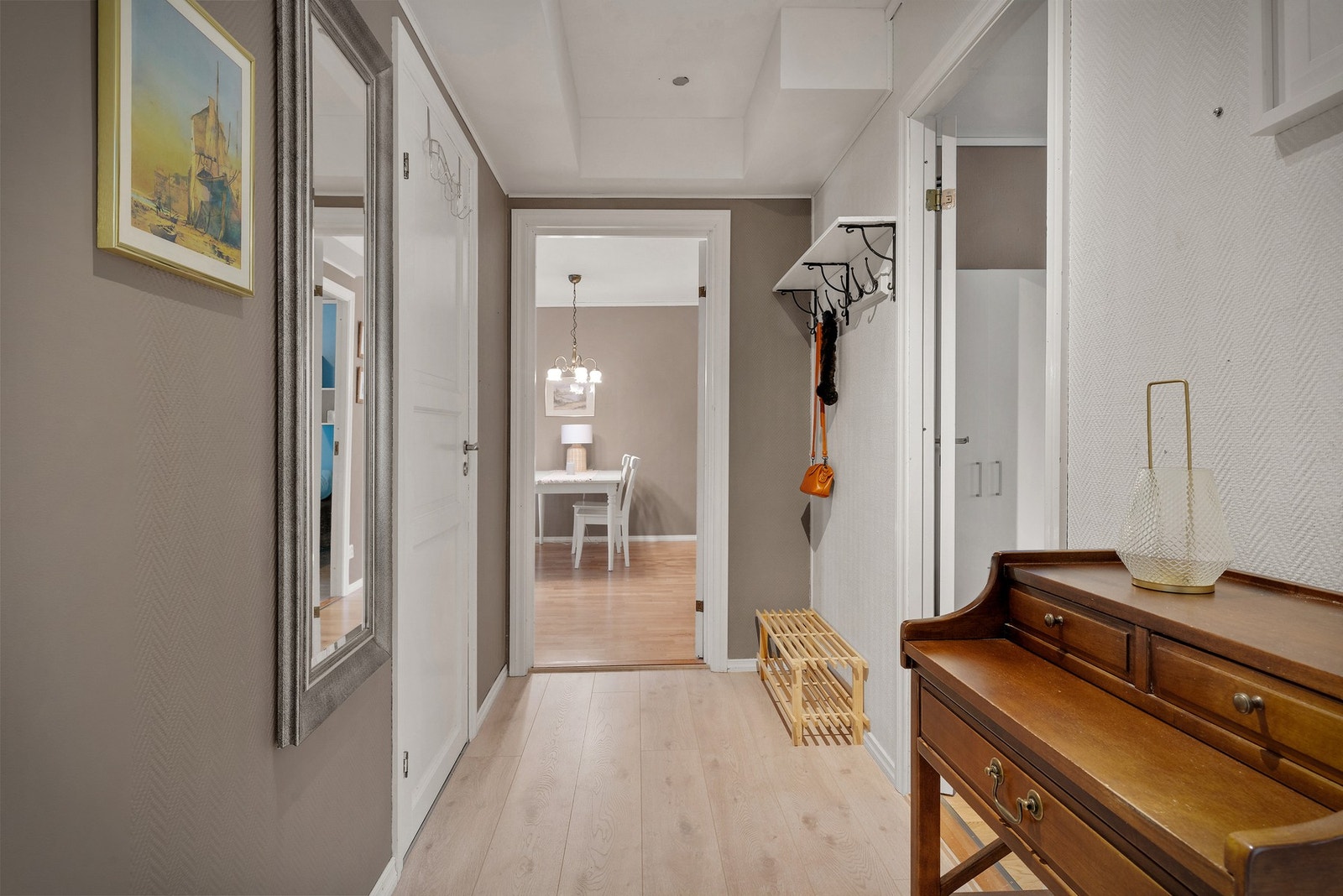 Det er lagt nye gulv på vaskerom, kjøkken og gang de siste årene Galleribilde