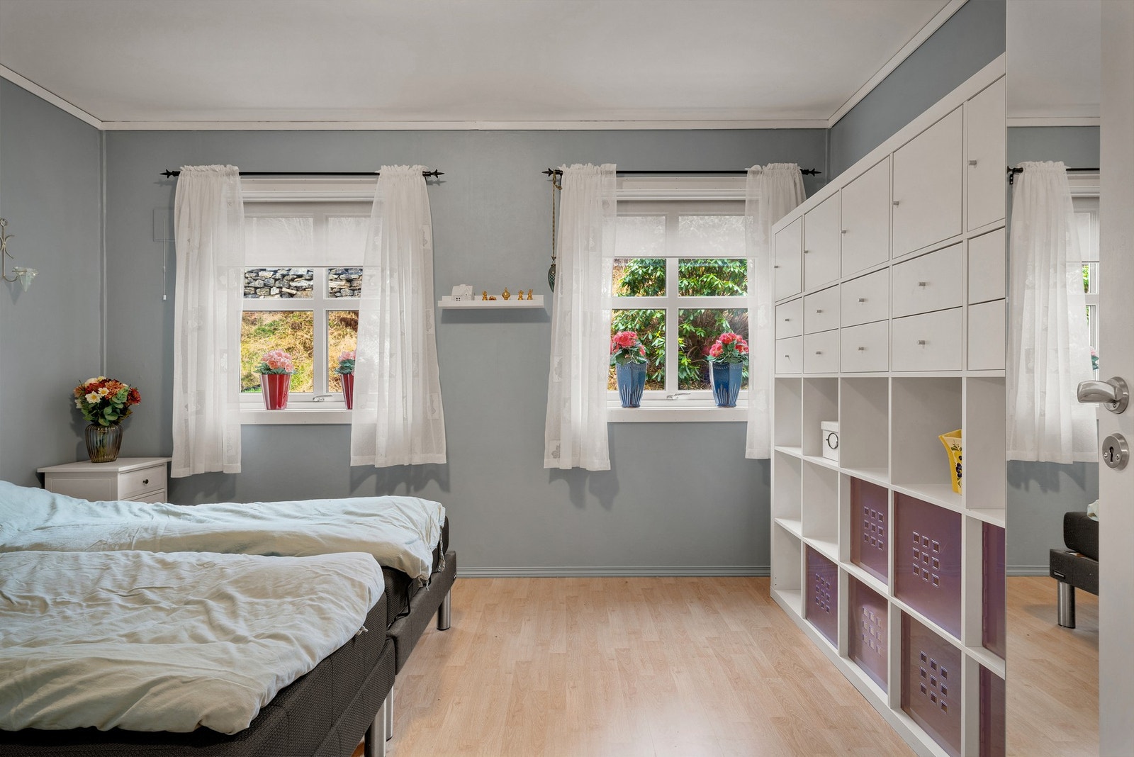 Rommet har god plass til stor garderobe og øvrig soveromsinnredning Galleribilde