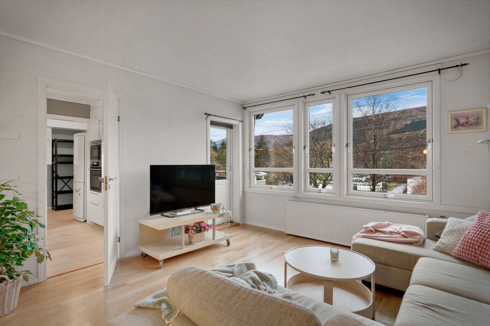 De store vindusflatene gir godt med naturlig lysinnsllipp Galleribilde