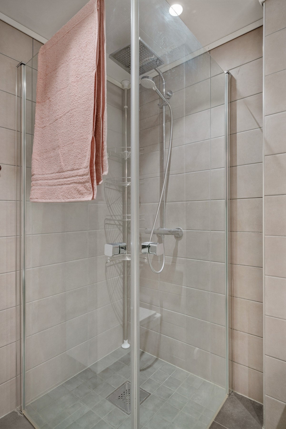 Varmekabler i gulv og downlights i tak bidrar til en eksklusiv følelse Galleribilde