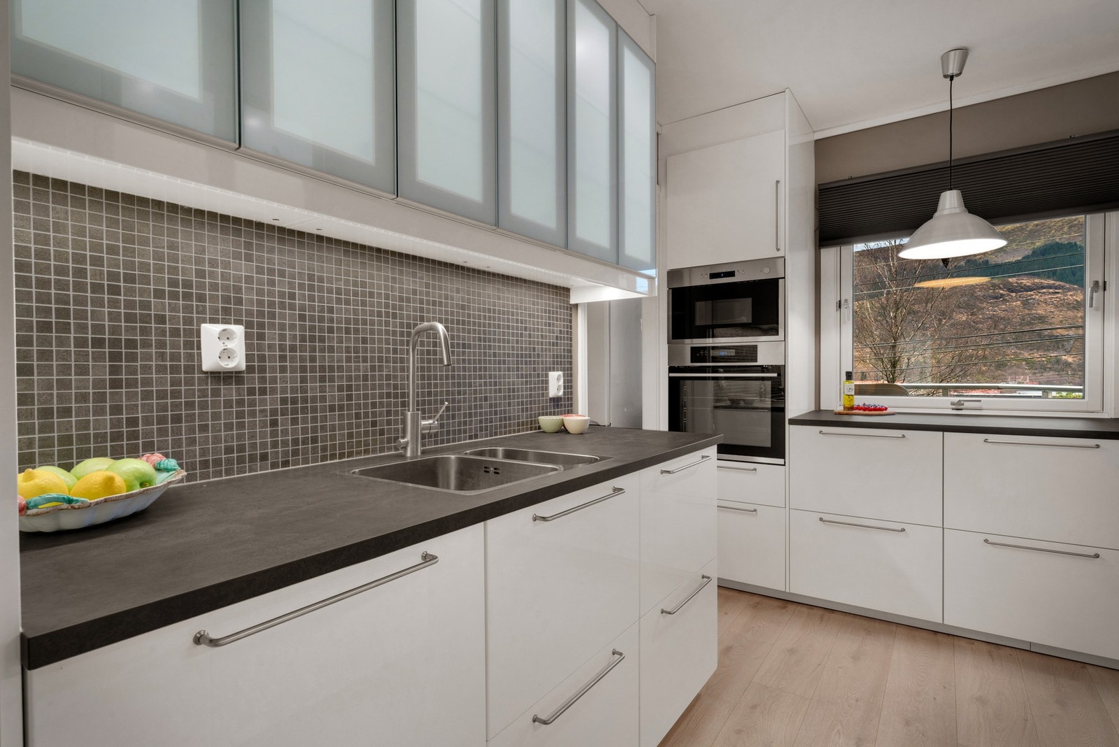 Integrerte hvitevarer: Platetopp, stekeovn, kjøleskap, oppvaskmaskin, micro Galleribilde