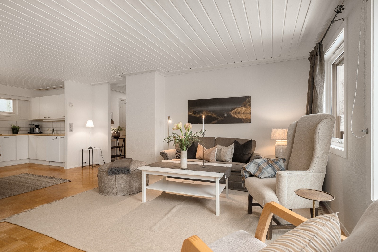 Gjennomlyst stue med store vinduer - Vinduer i to himmelretninger gir flott lysinnslipp. Galleribilde