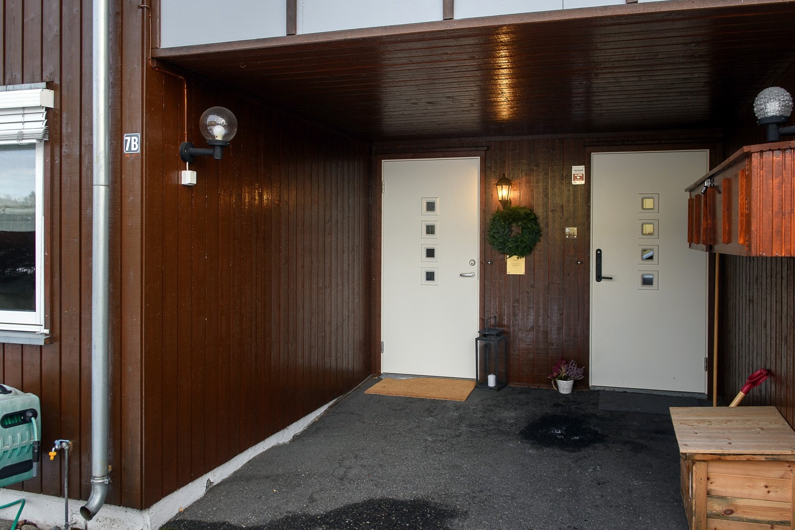 Privat og overbygget inngangsparti - Praktisk løsning med bod like innenfor døren og fast parkeringsplass rett utenfor. Galleribilde