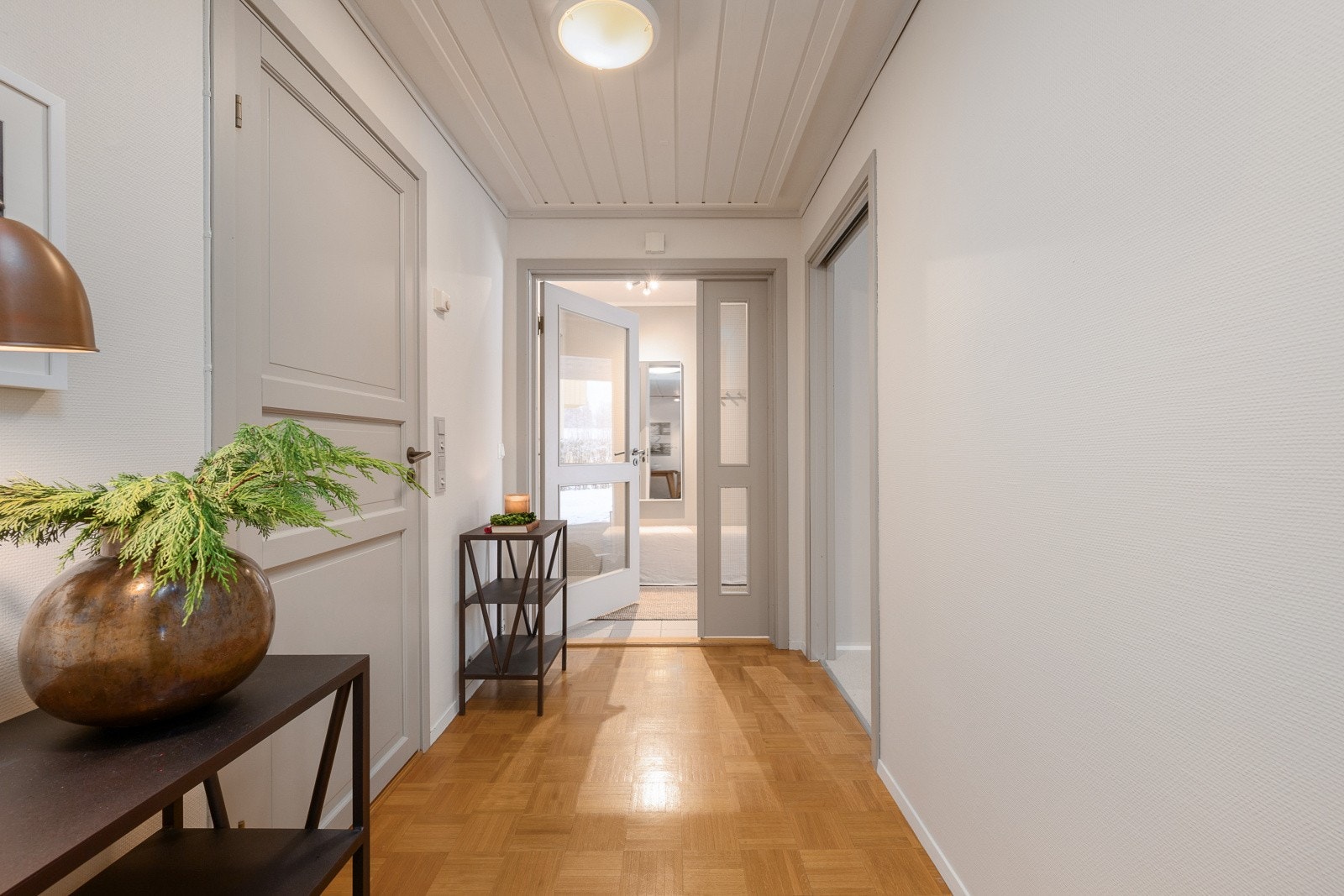 Innbydende gang med stavparkett - Binder leiligheten sammen og gir tilkomst til alle rom. Galleribilde