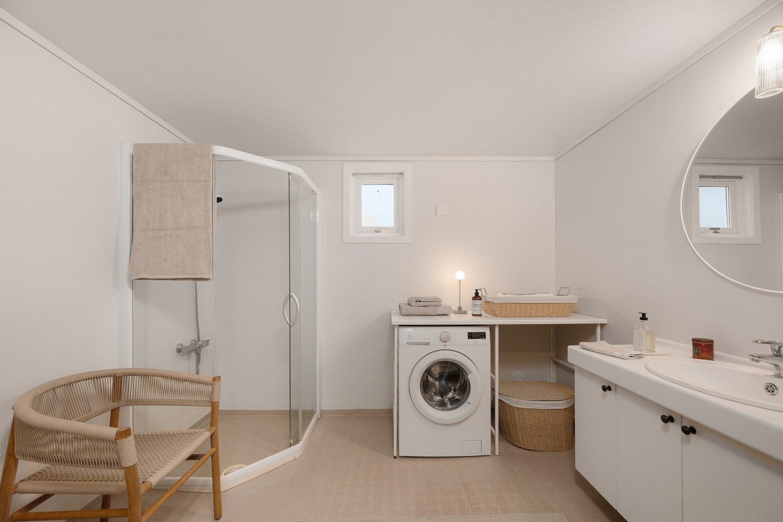 Stort bad med vindu - Gulvvarme, dobbelservant, dusjvegger og opplegg for vaskemaskin. Galleribilde